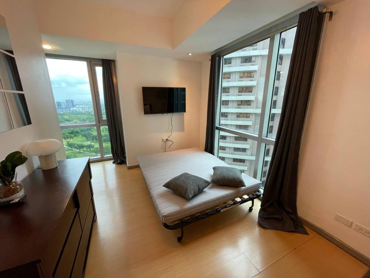 Prime Avant Bgc Location Apartments By Ph Staycation Manila Exterior photo