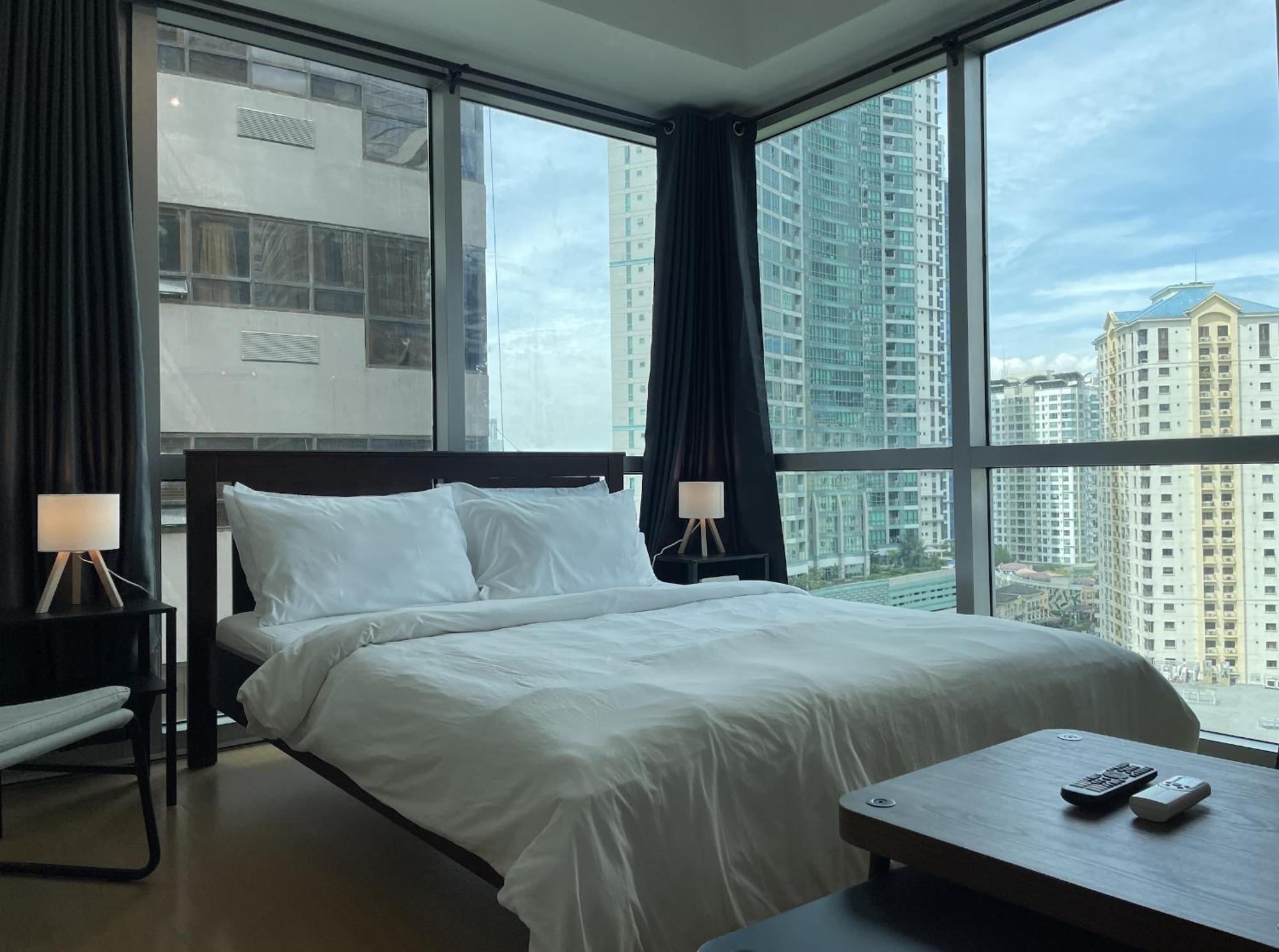 Prime Avant Bgc Location Apartments By Ph Staycation Manila Exterior photo