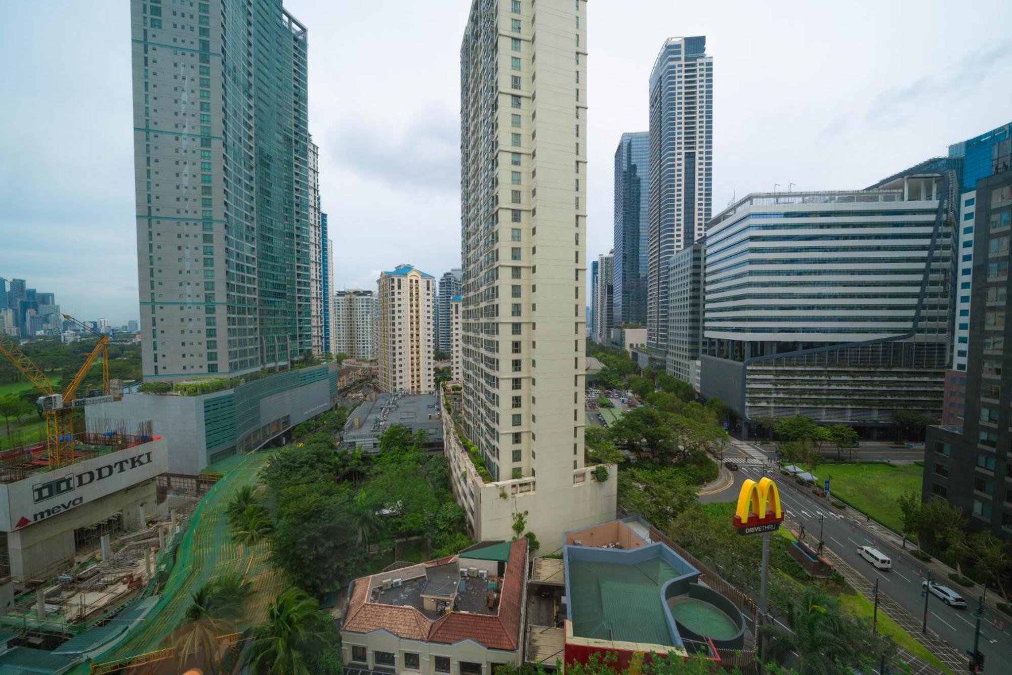 Prime Avant Bgc Location Apartments By Ph Staycation Manila Exterior photo